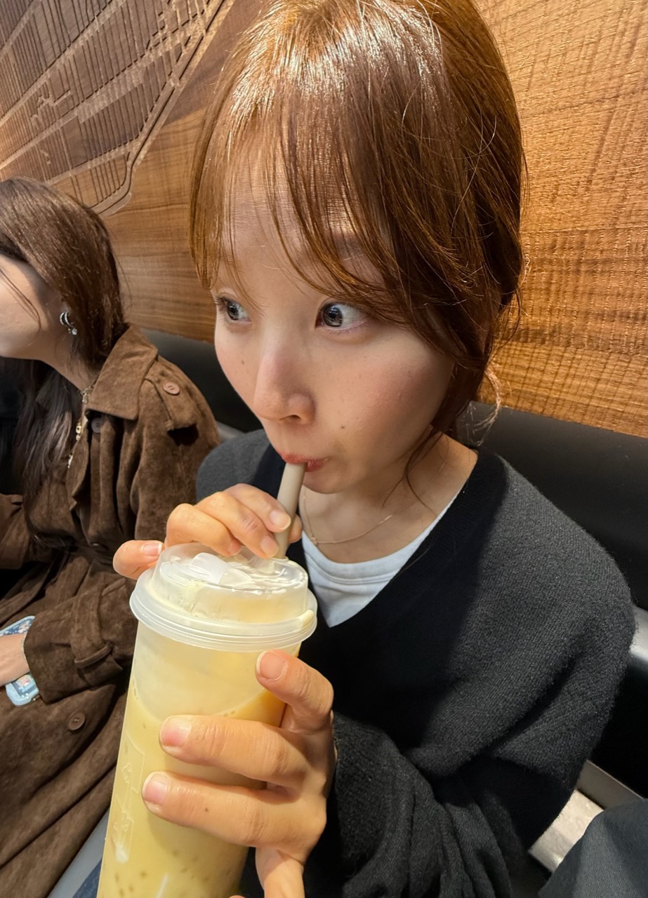 Jihye drinking bubble tea